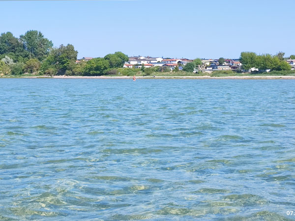 Blick vom Wasser auf die Bungalowsiedlung